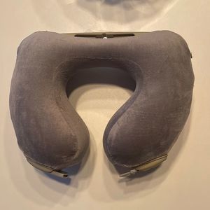 Airplane neck pillow with closure